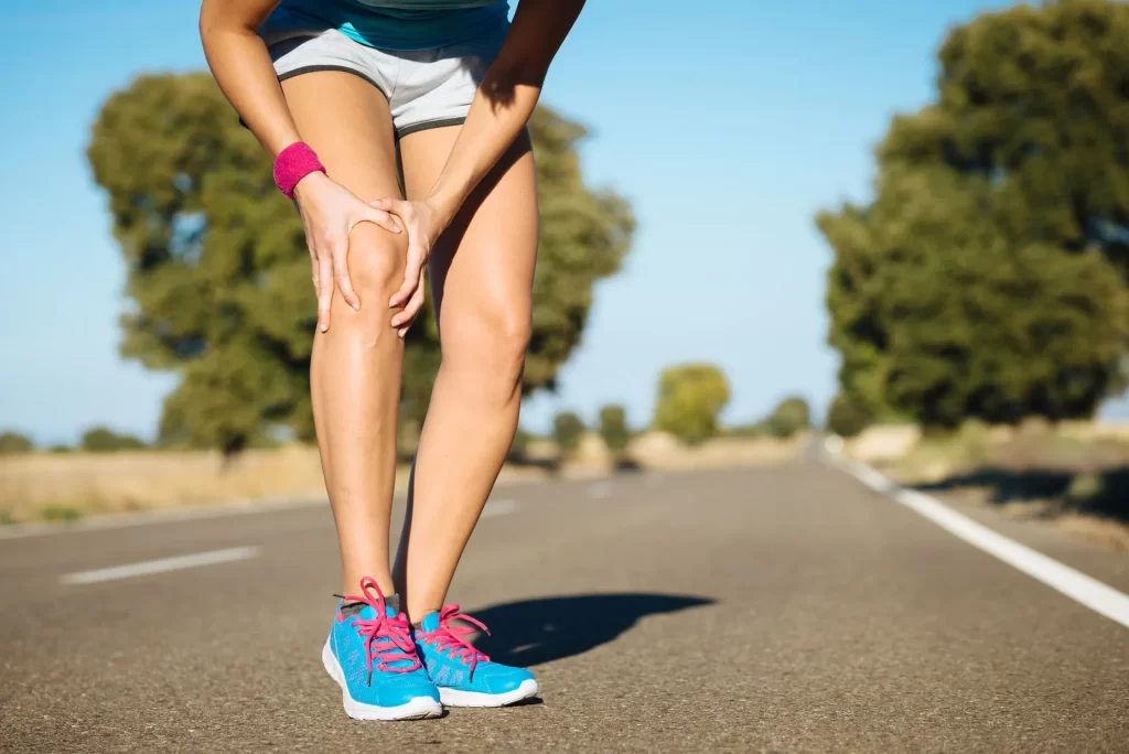 runner holding hurt knee